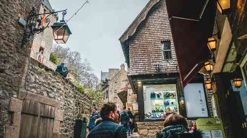 30 French Phrases You Absolutely Need When Visiting France
